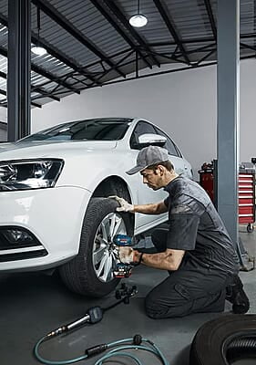 Bosch Gds Heavy Duty Cordless Impact Wrench Brushless Motor, 400 Nm, 3,700 Bpm, 1/2'', Auto Bolt Release, 1.25 Kg, 2 X Battery Gba 18V 5.0Ah & Quick Charger Gal 18V-40, 1 Year Warranty, Multicolor