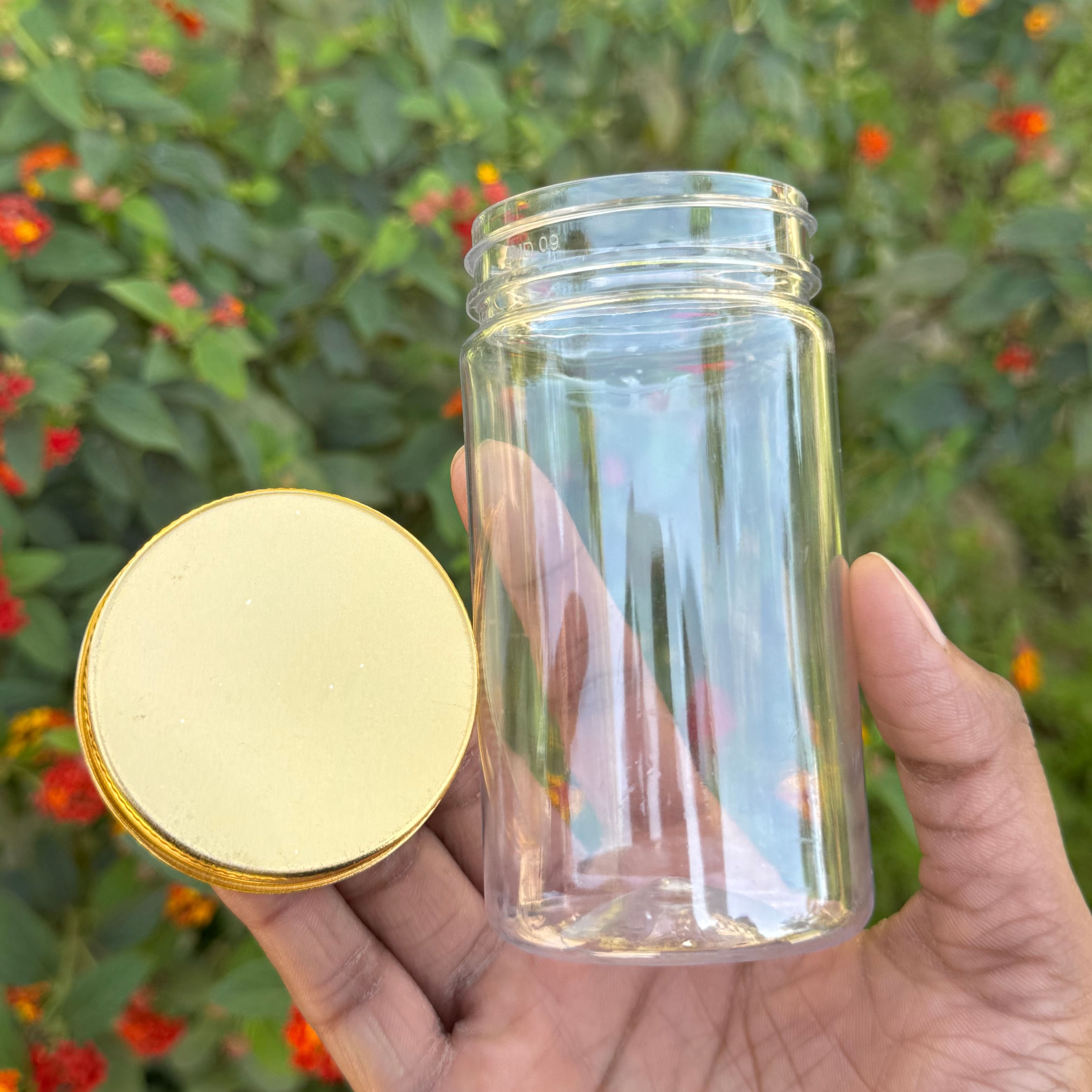 200ml Round PET Jar + 53mm Aluminium Gold Cap 200ml Round PET Jar + 53mm Aluminium Gold Cap