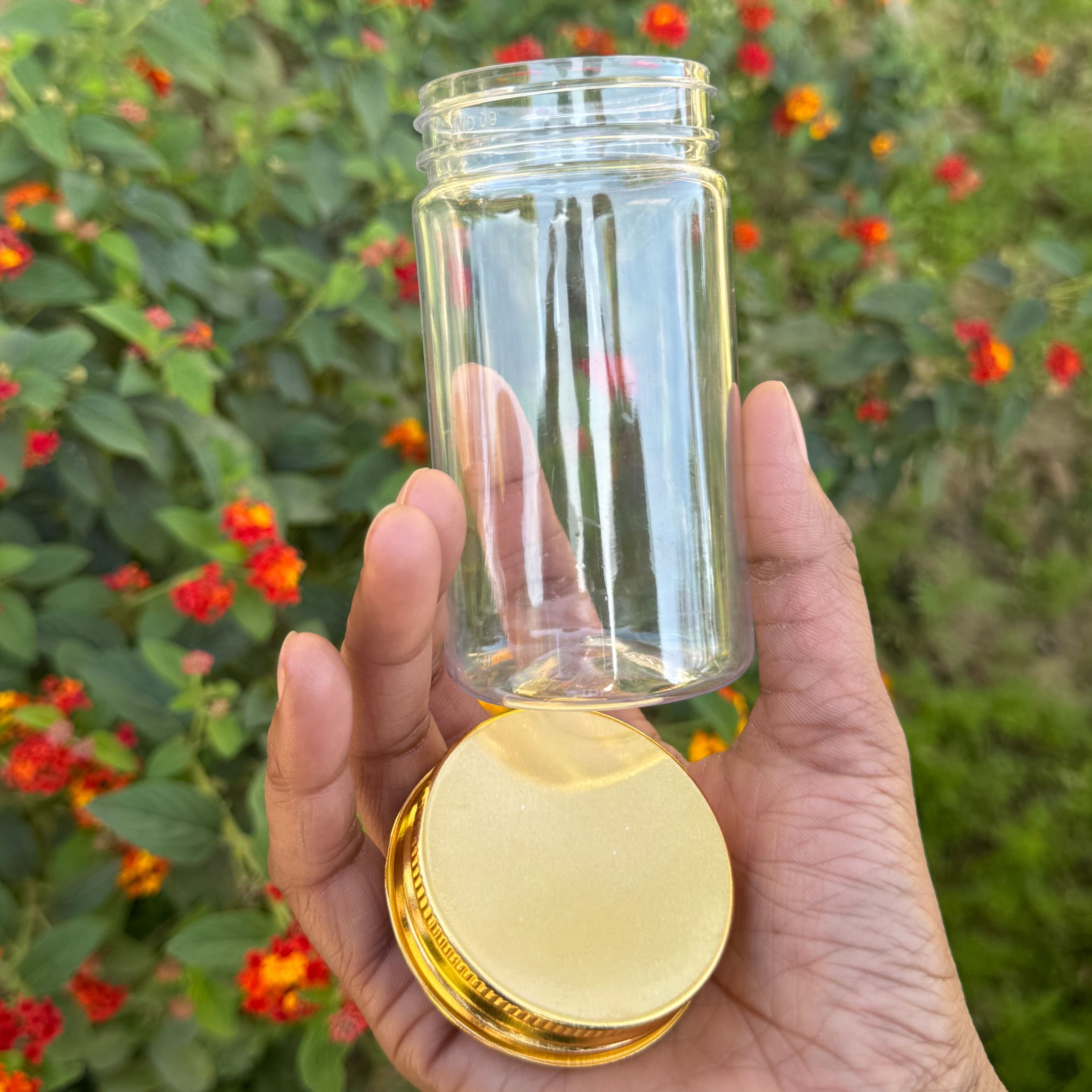 200ml Round PET Jar + 53mm Aluminium Gold Cap 200ml Round PET Jar + 53mm Aluminium Gold Cap