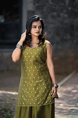 Women Sleeveless Jacquard Short Kurta - Green