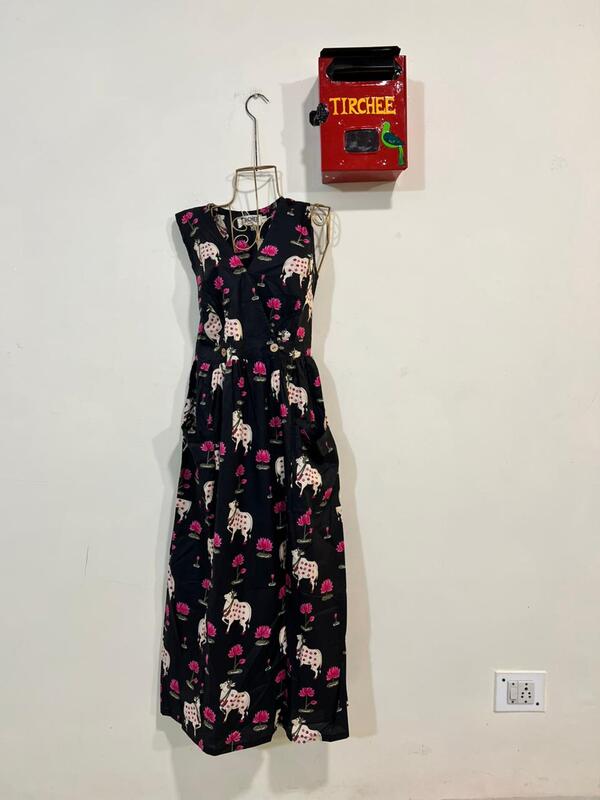 Diya's Sleeve-Less Wrap Dress - Black Pichwai