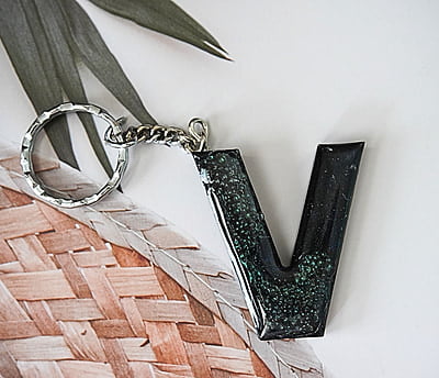 'V' SACRAMENTO LETTER KEYCHAIN 'V' SACRAMENTO LETTER KEYCHAIN