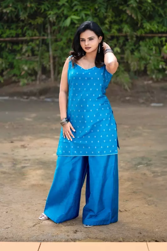 Women Sleeveless Jacquard Short Kurta - Blue
