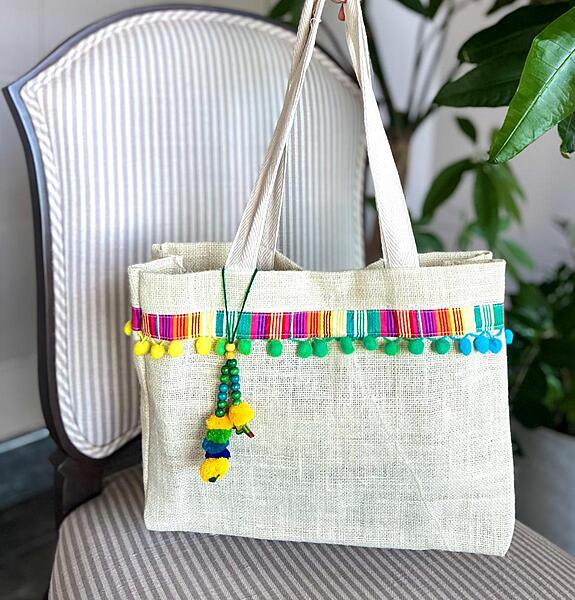 NATURAL JUTE POMPOM BAG