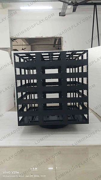 Four-sided LED cube cabinet 960 mm per side in powder-coated GI, hanging display – Lumina