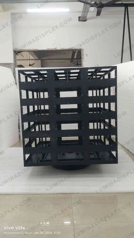 Four-sided LED cube cabinet 960 mm per side in powder-coated GI, hanging display – Lumina
