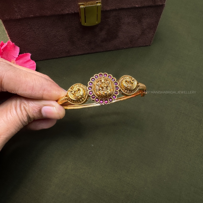 Lakshmi kemp handcuff