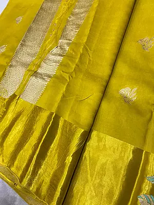 Beautiful Pure Viscose Saree, featuring a rich Mashru silk border with exquisite traditional detailing