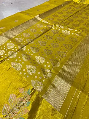 Beautiful Pure Viscose Saree, featuring a rich Mashru silk border with exquisite traditional detailing