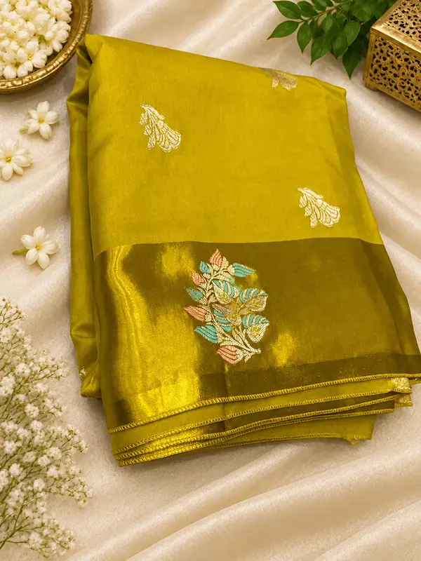 Beautiful Pure Viscose Saree, featuring a rich Mashru silk border with exquisite traditional detailing