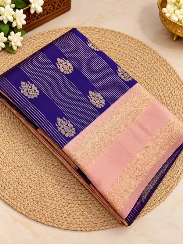 Elegant and graceful, this dusty pink jacquard silk saree features an intricate all-over woven pattern that gives the fabric a rich, textured look with a beautiful subtle sheen. ✨