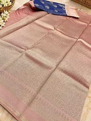 Elegant and graceful, this dusty pink jacquard silk saree features an intricate all-over woven pattern that gives the fabric a rich, textured look with a beautiful subtle sheen. ✨