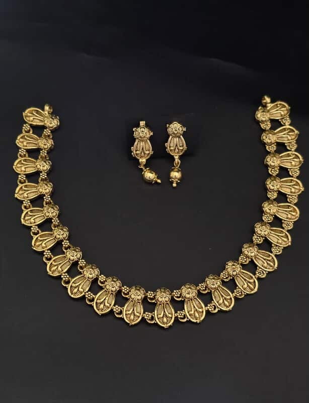 Gold Looks Necklace ??