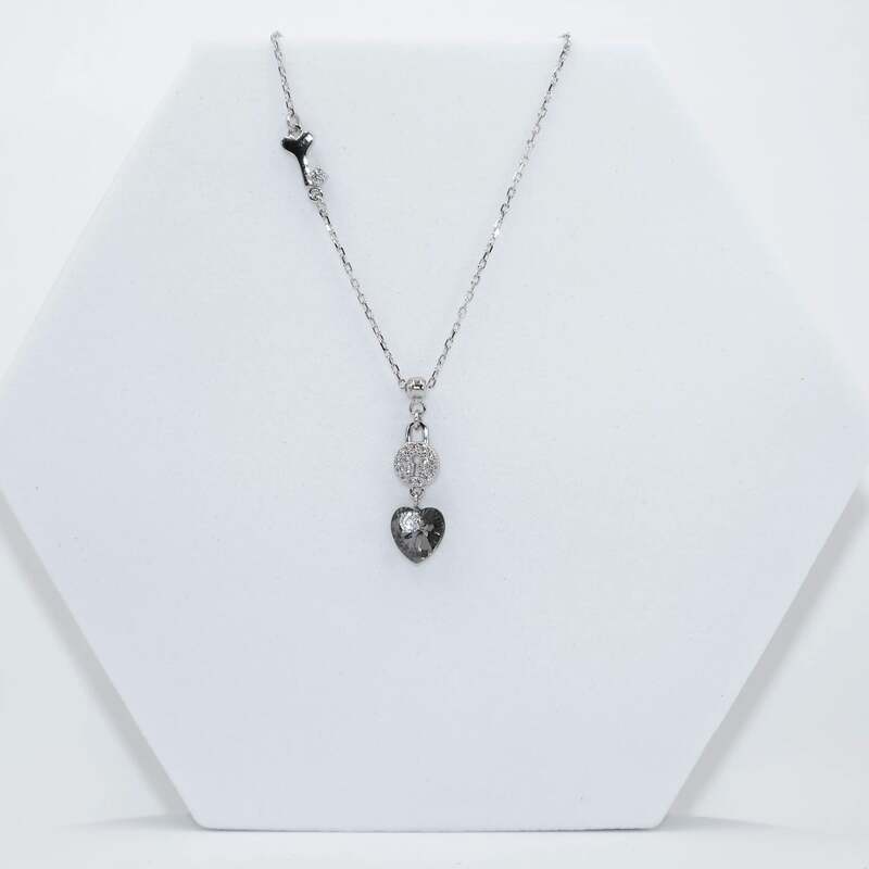 92.50 Silver Lock pendent with  heart shaped  green stone with Chain