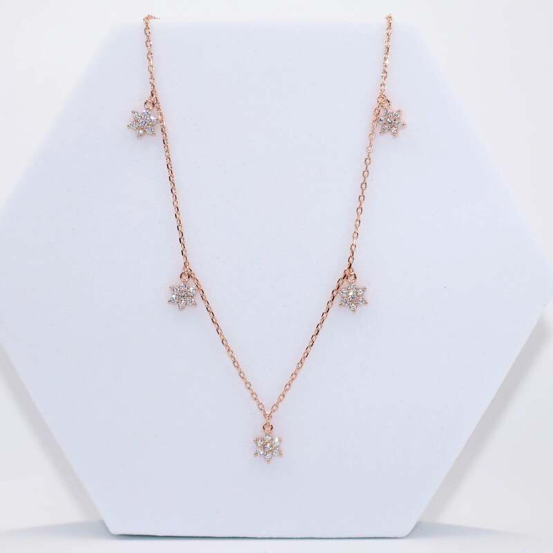 92.50 rose gold mini neckless with 5 Dimond flower hangings