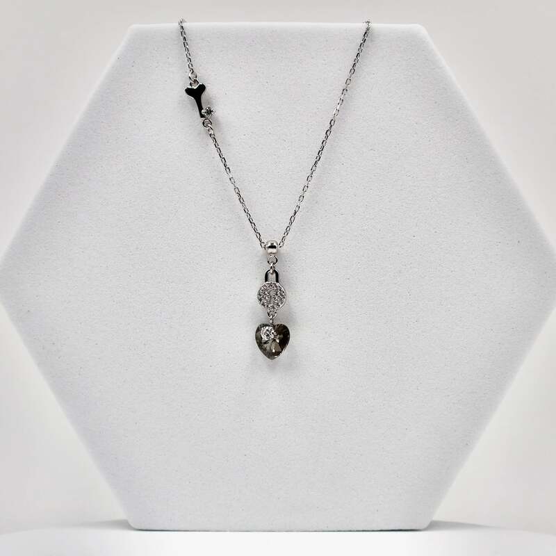 92.50 Silver Lock pendent with  heart shaped  green stone with Chain