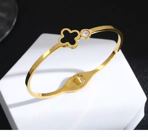 STAINLESS STEEL GOLD-PLATED BANGLE-STYLE ANTI TARNISH CLOVER BRACELET - GOLD