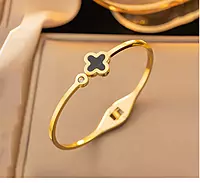 STAINLESS STEEL GOLD-PLATED BANGLE-STYLE ANTI TARNISH CLOVER BRACELET - GOLD