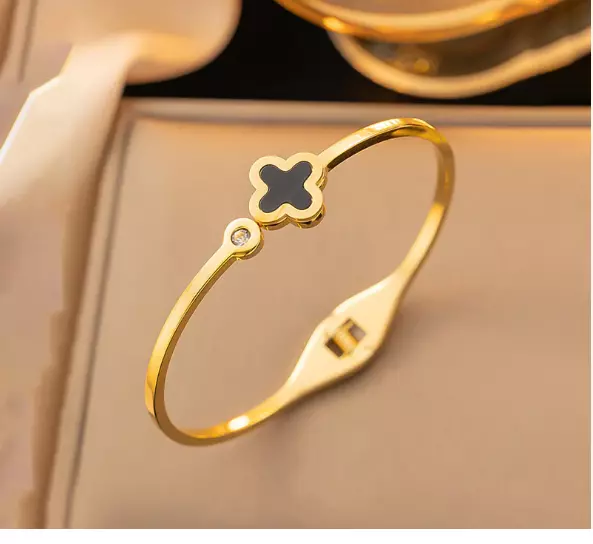 STAINLESS STEEL GOLD-PLATED BANGLE-STYLE ANTI TARNISH CLOVER BRACELET - GOLD