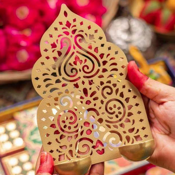 Mayurbrasslamp with cover