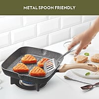 Borosil Vajra Die-Cast Non-Stick Aluminium Square Grill Fry Pan, Frying Pan with Ridges, Black with Wood-Finish Handles, 240 mm Wide, 5 mm Thick