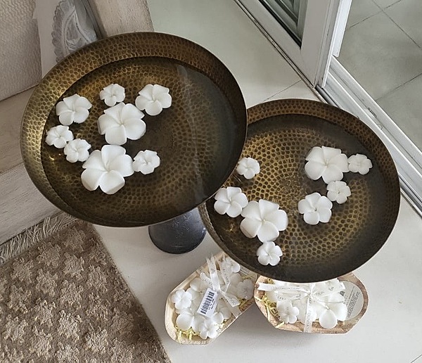 CLUSTER OF FLOATING FRANGIPANI CANDLES