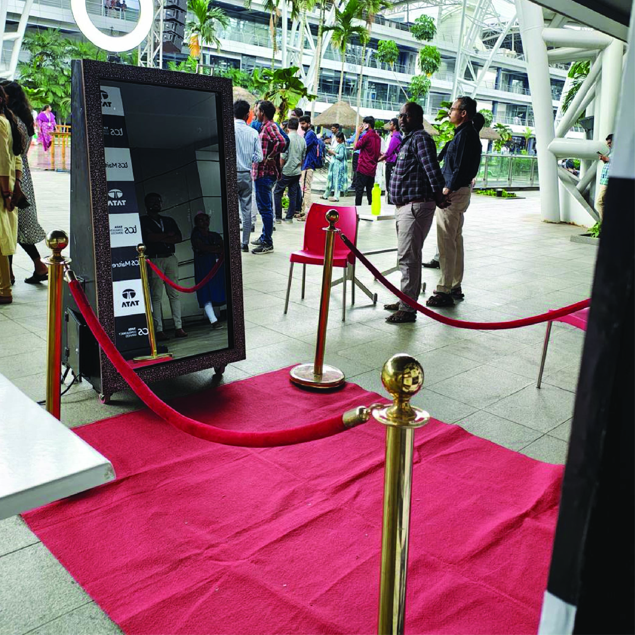 MAGIC MIRROR PHOTOBOOTH
