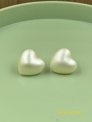 Acrylic Cream Pearl Heart Studs A6FJ00188