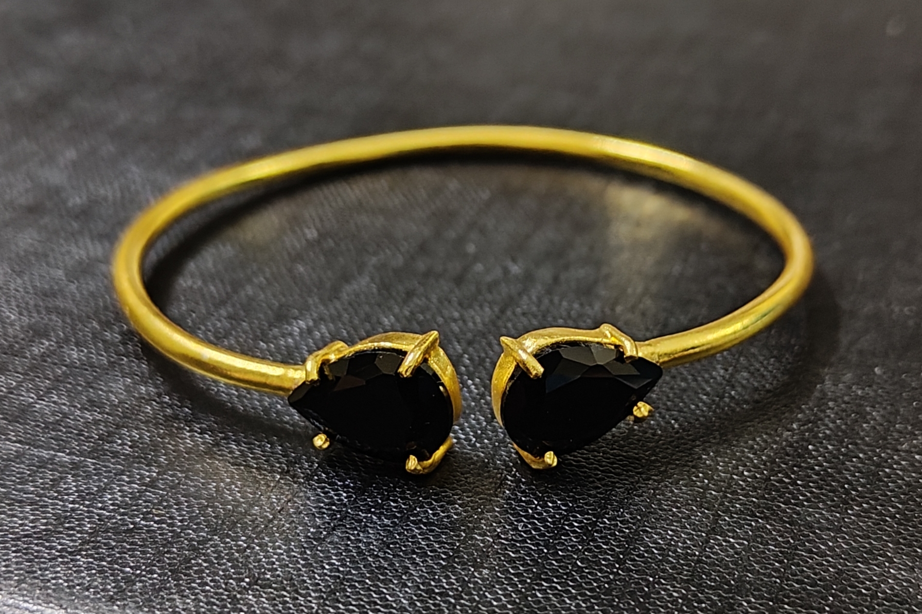 Bracelet - Glass stone with base metal brass black Adjustable