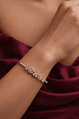 The Fleur-de-Luxe Infinity Bangle