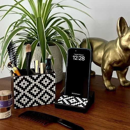 Chattai Black Mobile Stand