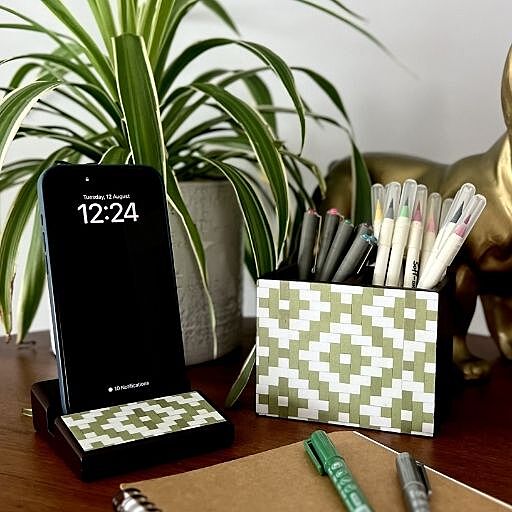 Chattai Green Mobile Stand