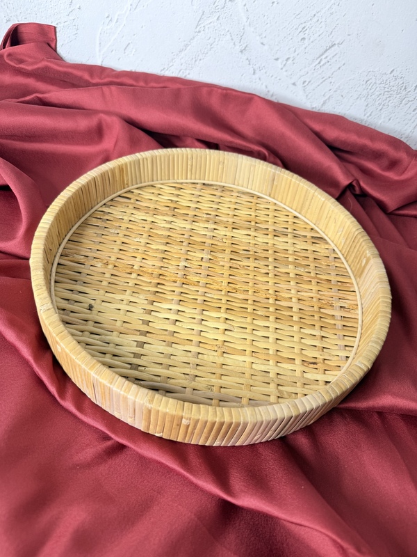 Tray natural color in circular shape