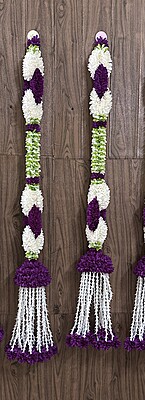 Loop garland withlilly garland