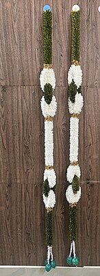 Loop garland with buds hanging
