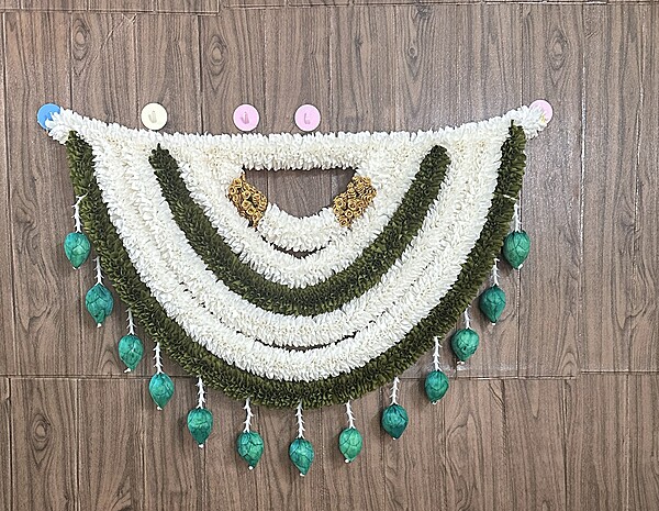 U garland with buds hanging