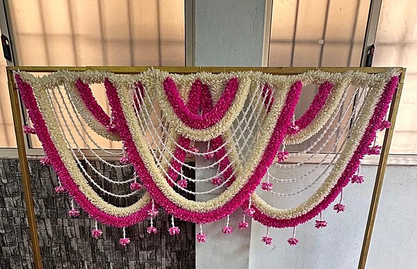 U garland with plastic lilly