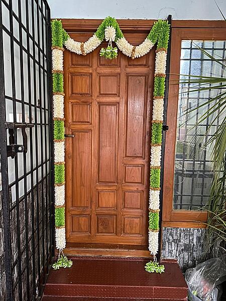 Cloth with gold veni door set