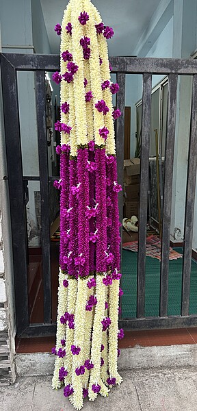 Cloth garland with small hangings