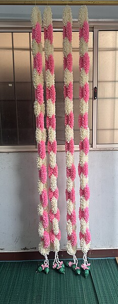 Loop garland with hangings