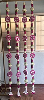 Foam rose round with hangings
