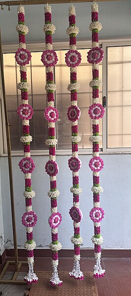 Foam rose round with hangings