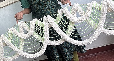 U garland with plastic bud