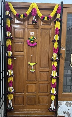 Loop with hangings door set