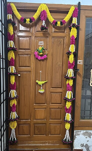 Loop with hangings door set
