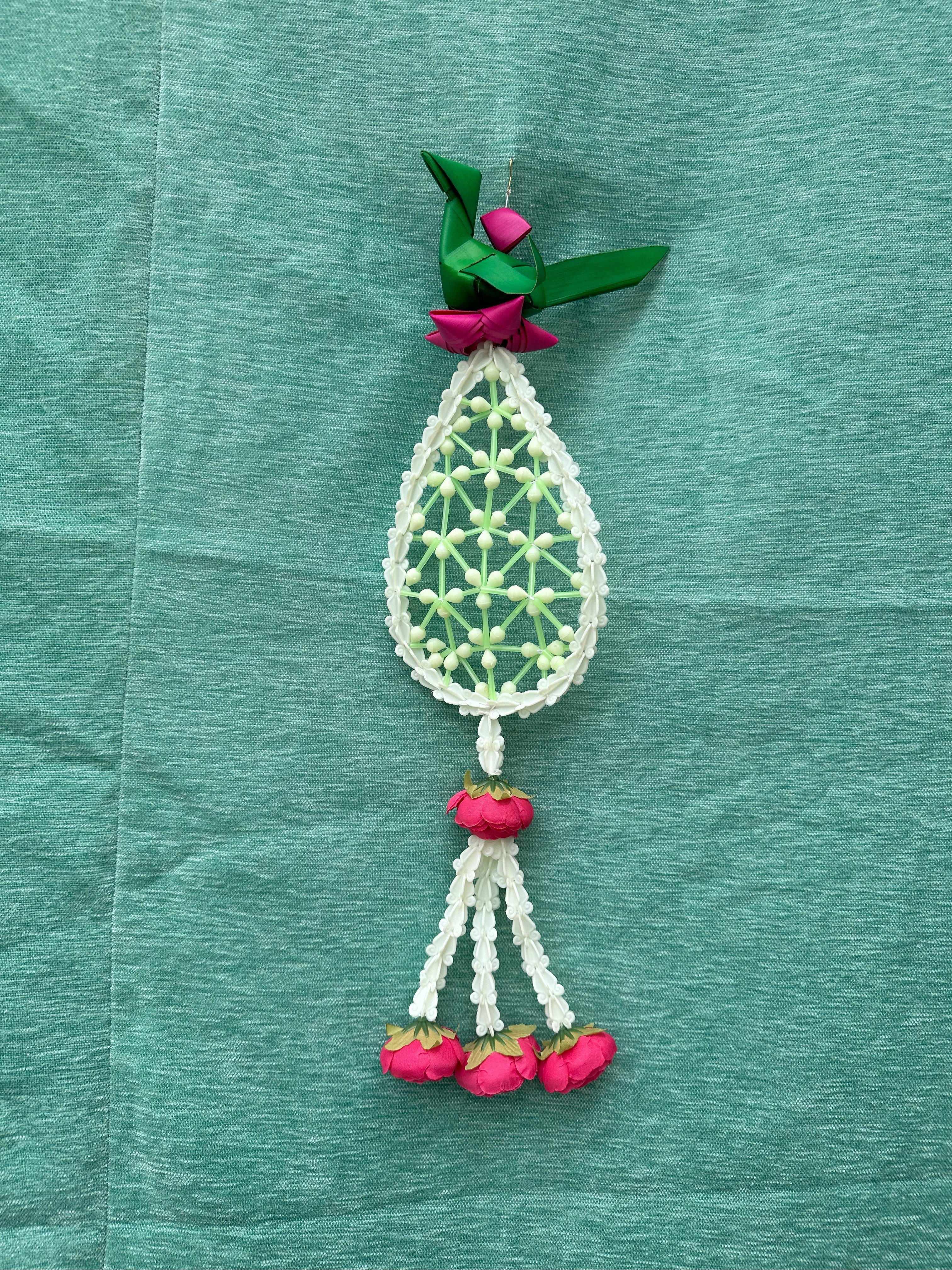 Drop net with parrot hangings