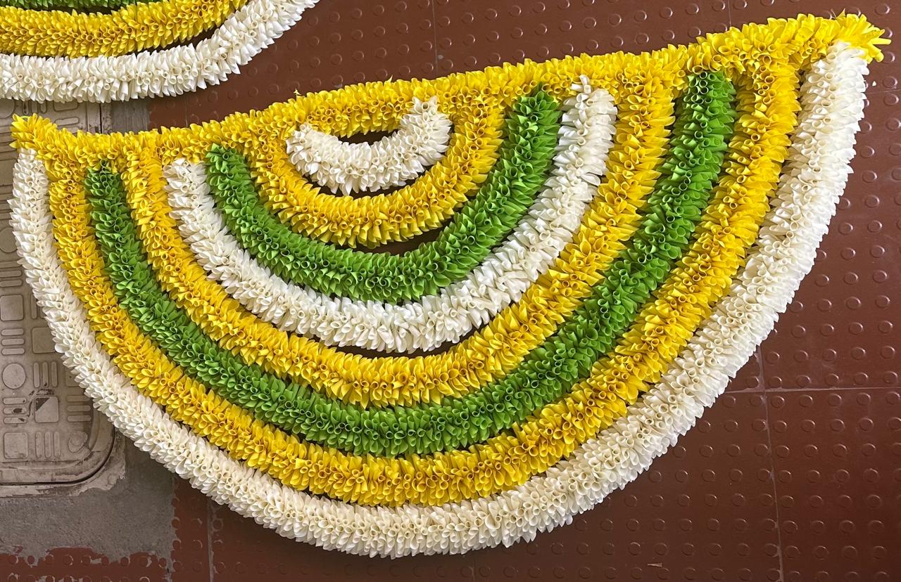 Half circle cloth garland