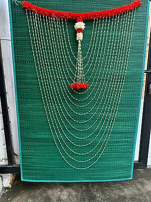 U garland with plastic buds