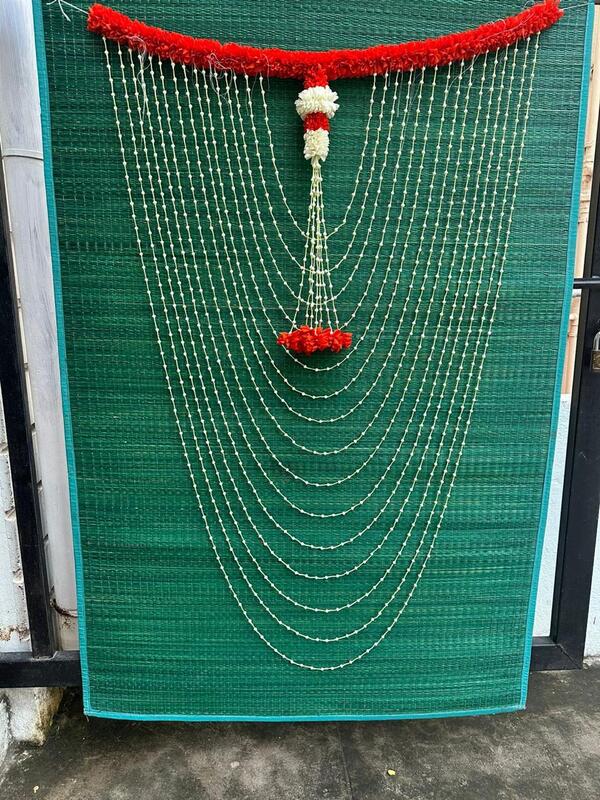 U garland with plastic buds