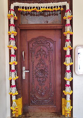 Reusable Sola Garland for Door